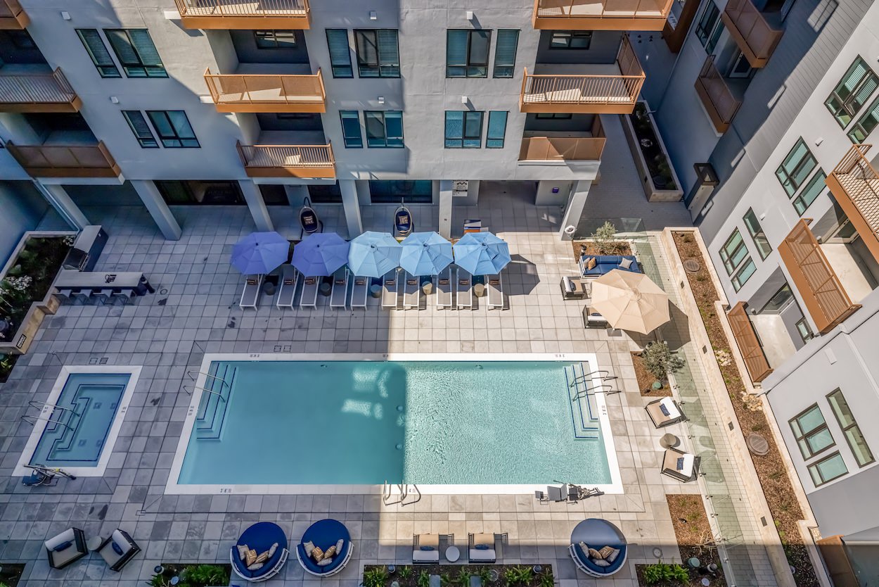 luxury apartment with pool in Fremont